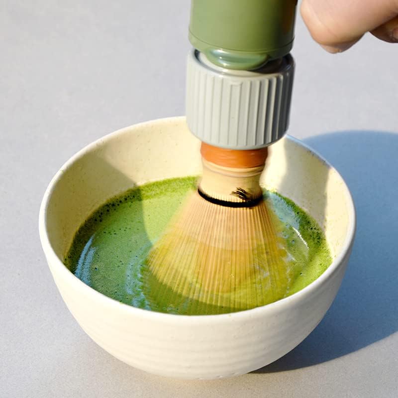 Đánh matcha bằng chasen điện