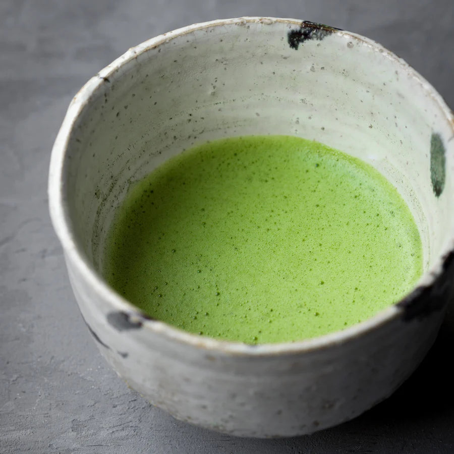 Bát matcha Kimimura đã pha với màu xanh rực rỡ