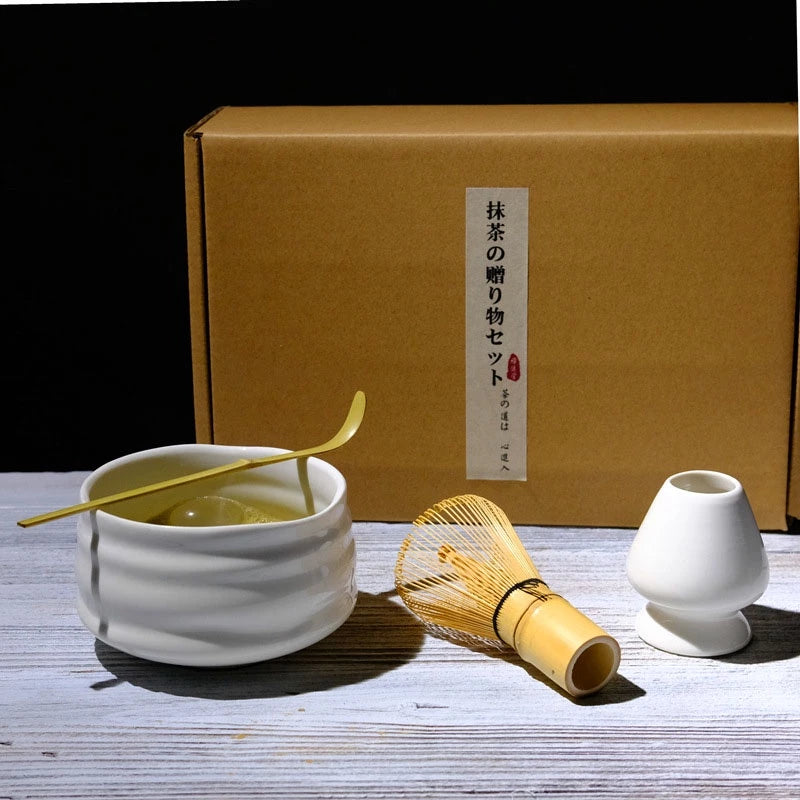 Set pha Matcha cơ bản dưới ánh đèn