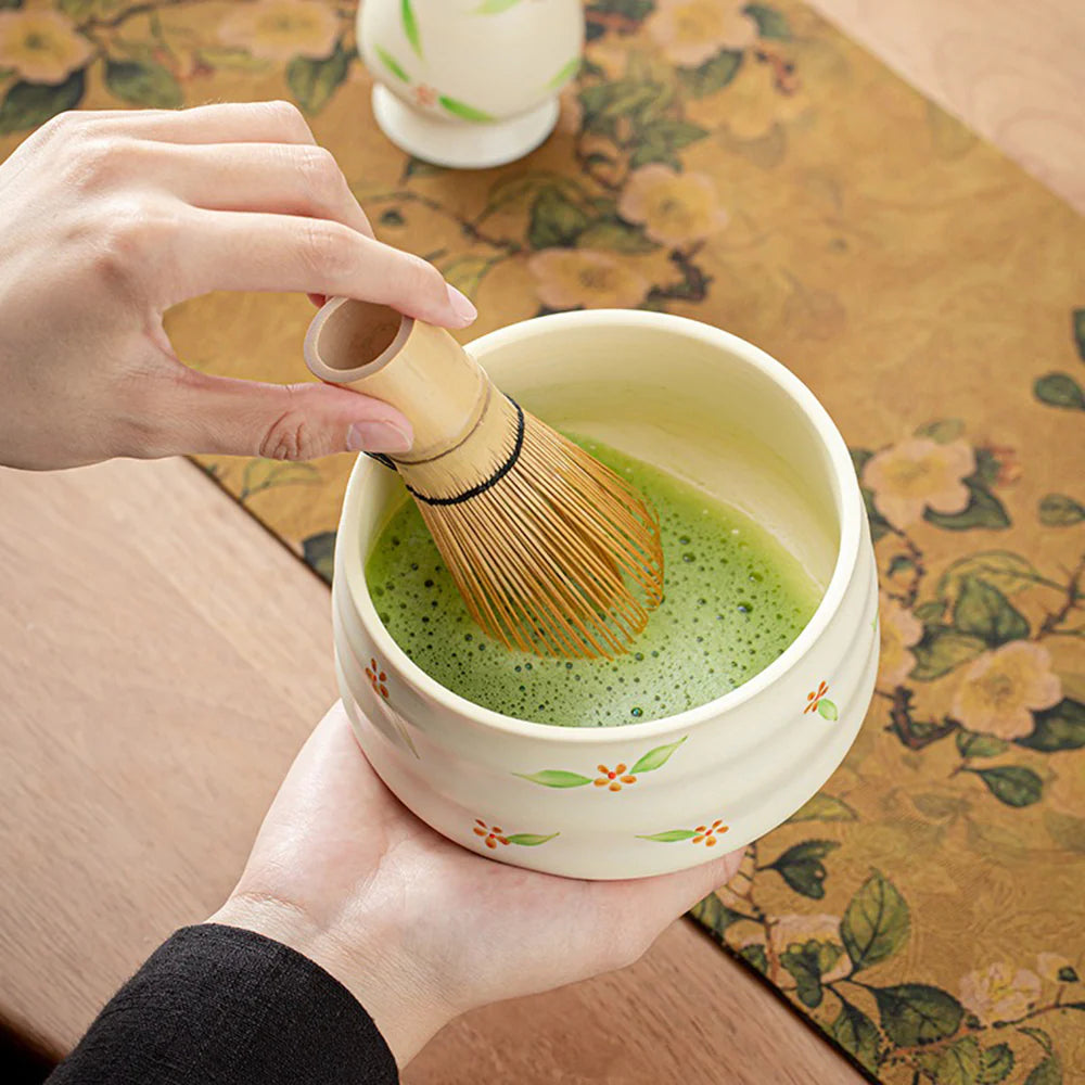 Đánh đều matcha bằng chasen Hoa cỏ 