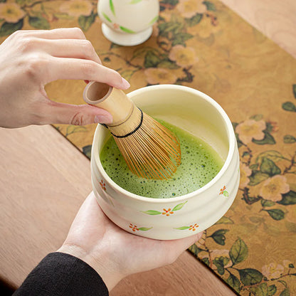 Đánh đều matcha bằng chasen Hoa cỏ 