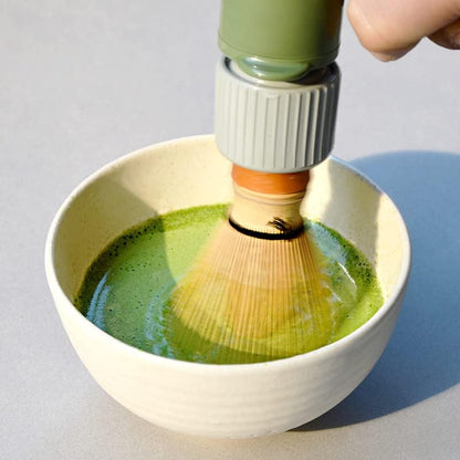 Đánh matcha bằng chasen điện 