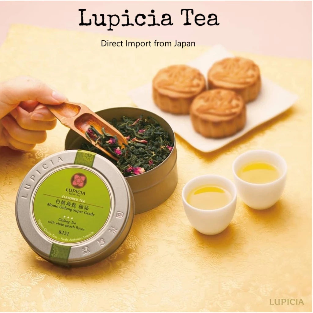 Cận cảnh bột Matcha Lupicia với logo 